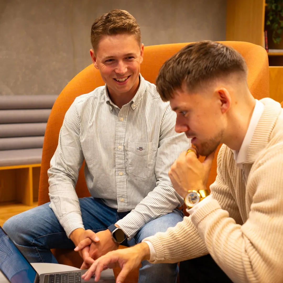 Simon og Theis fra COFU i møde ved en bærbar computer