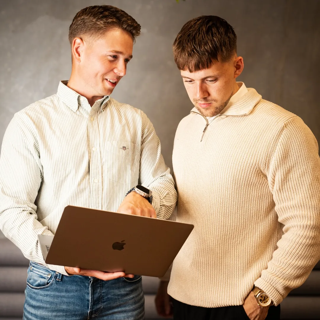 Simon og Theis fra COFU foran en bærbar computer