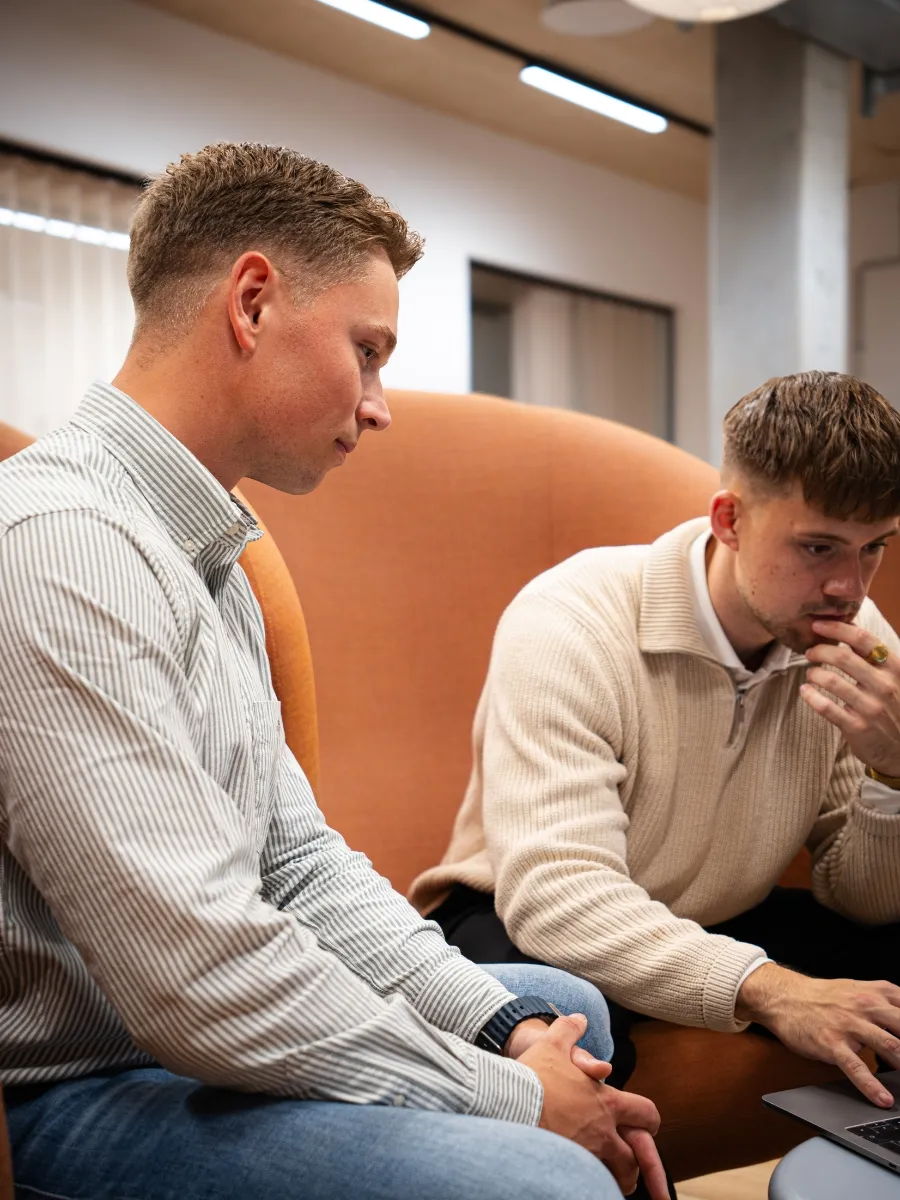 Simon og Theis fra COFU ved en bærbar computer