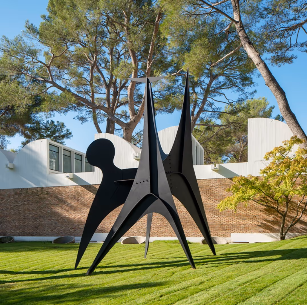 Alexander Calder Les Renforts, 1964, Tôle peinte Photo Olivier Amsellem - Archives Fondation © 2025 Calder Foundation, New York / ADAGP, Paris