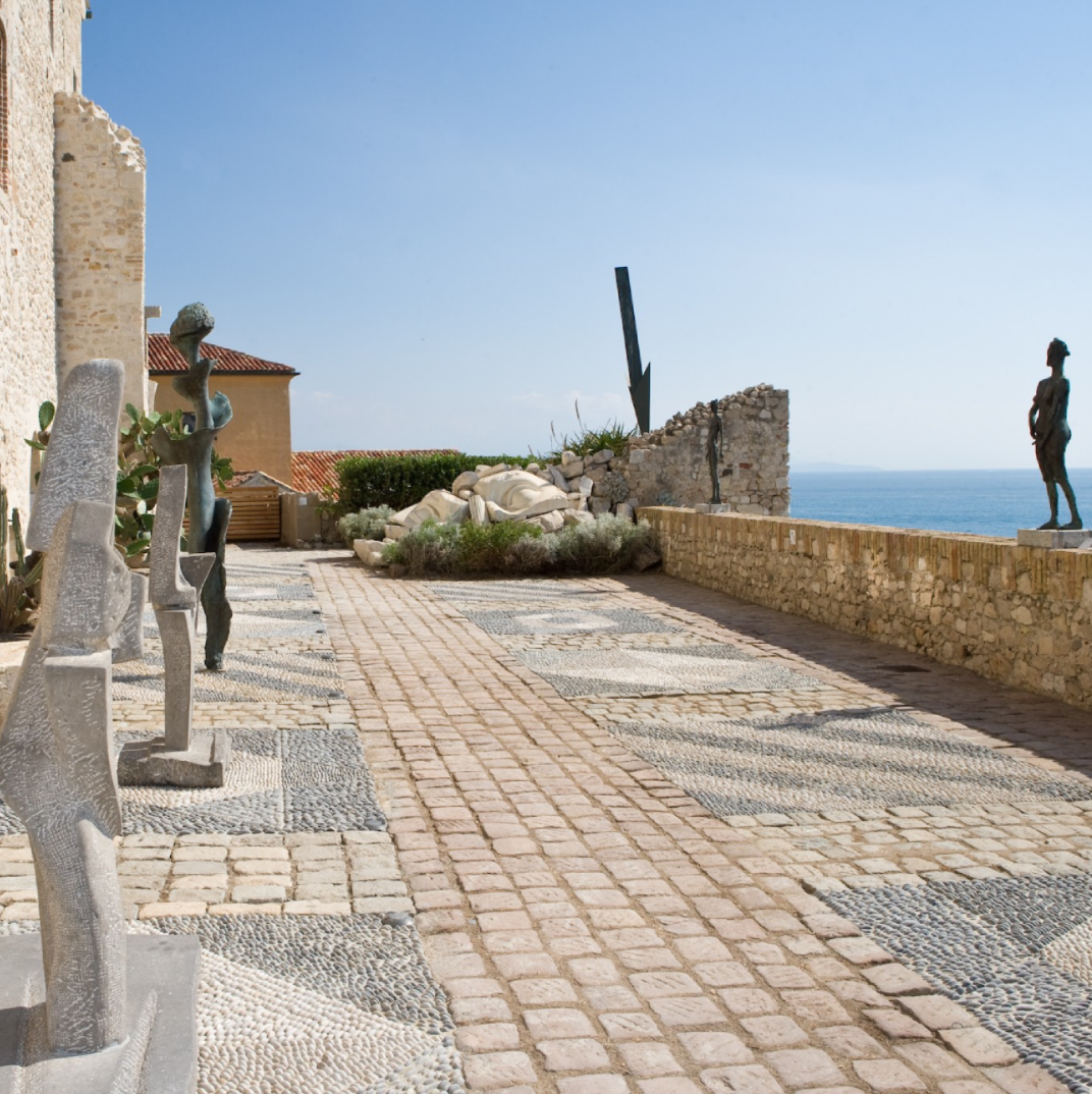 La terrasse du musée Picasso, Antibes. Œuvres de la collection. © ADAGP , Paris, 2008