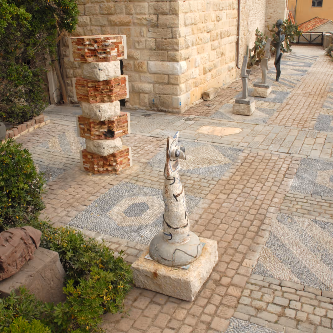 La terrasse du musée Picasso, Antibes. Œuvres de la collection. © ADAGP , Paris, 2008