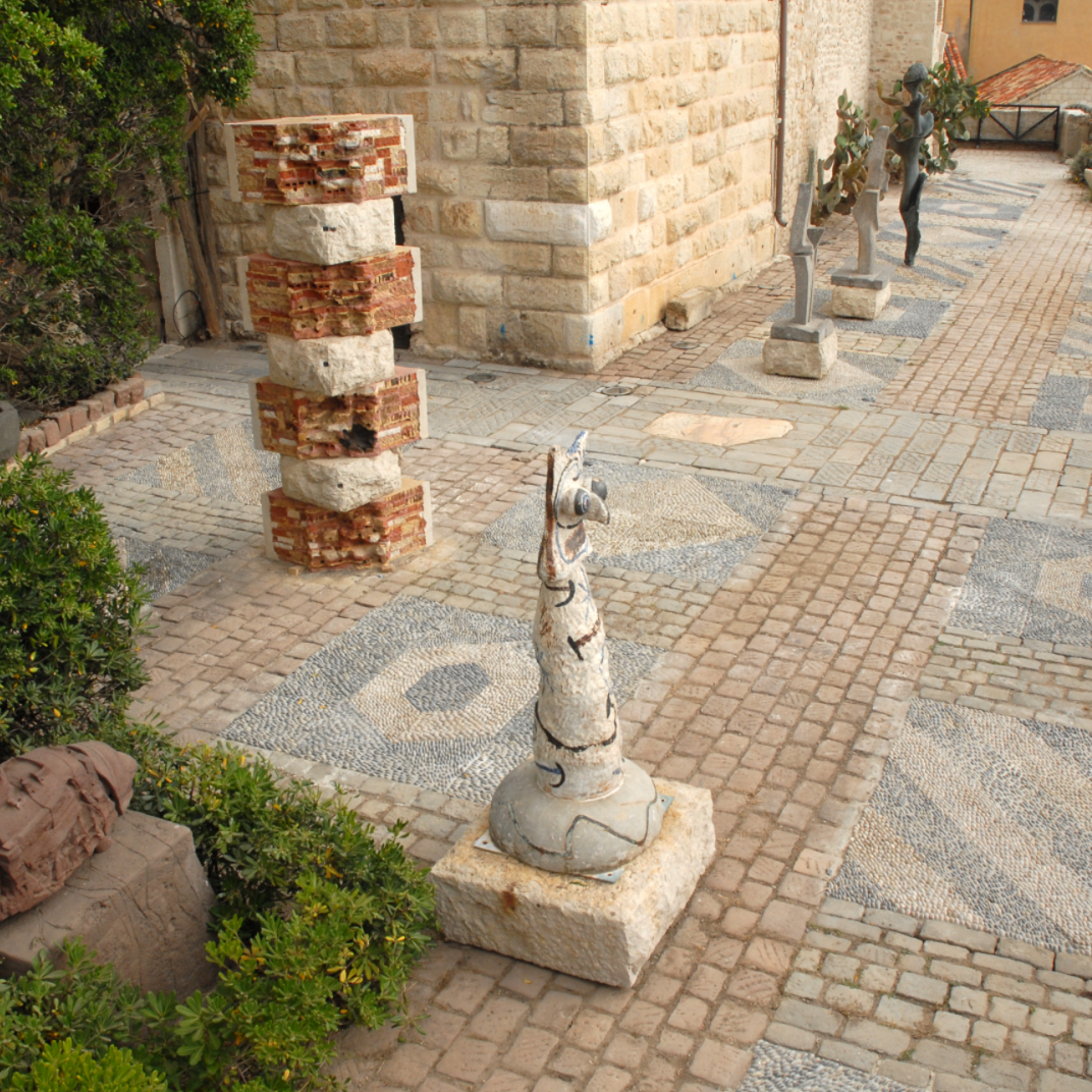 La terrasse du musée Picasso, Antibes. Œuvres de la collection. © ADAGP , Paris, 2008