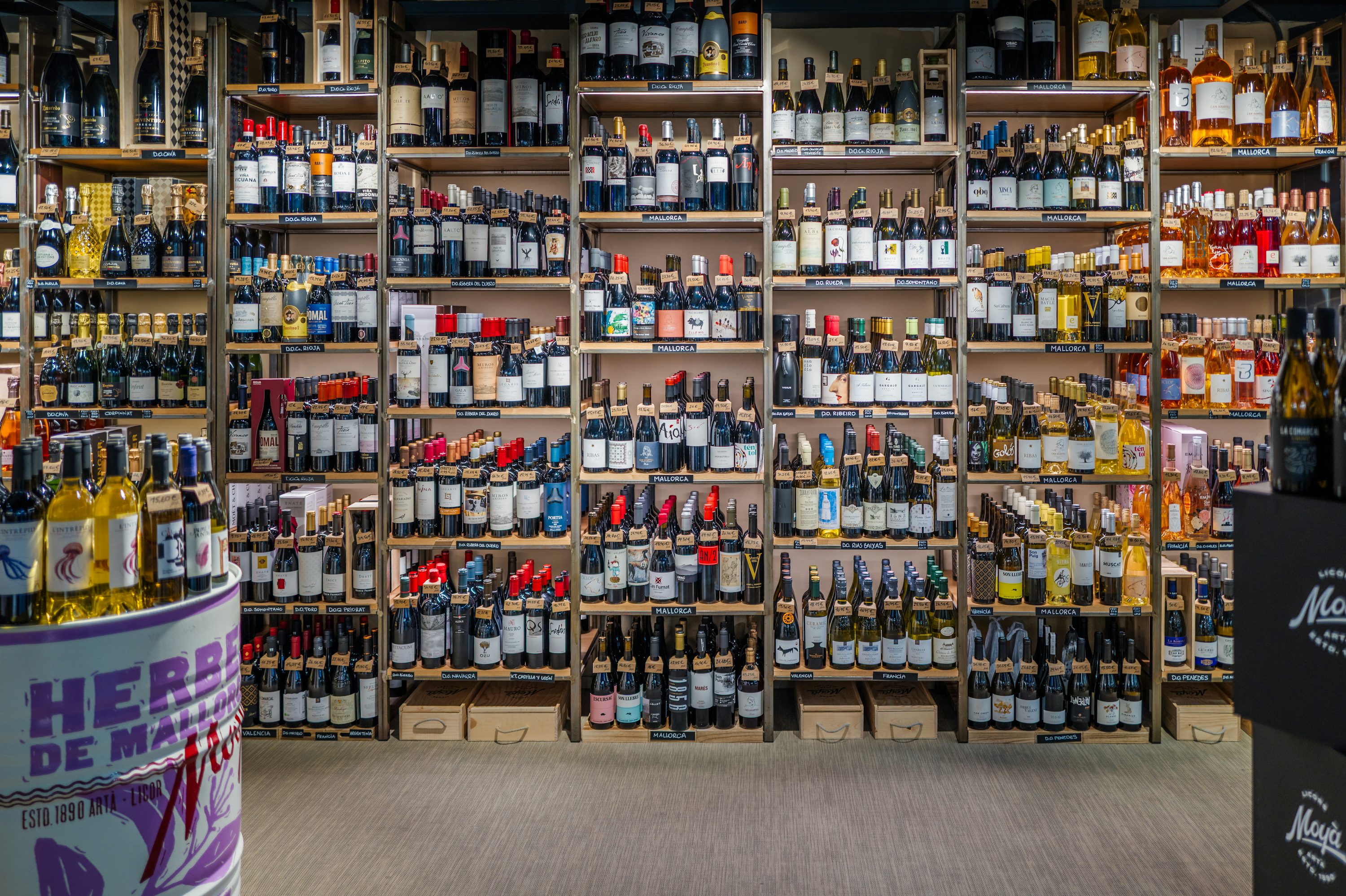 Interior de una vinatería con estantes de vino