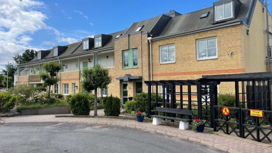 Bild på byggnad före renovering av fasad med puts