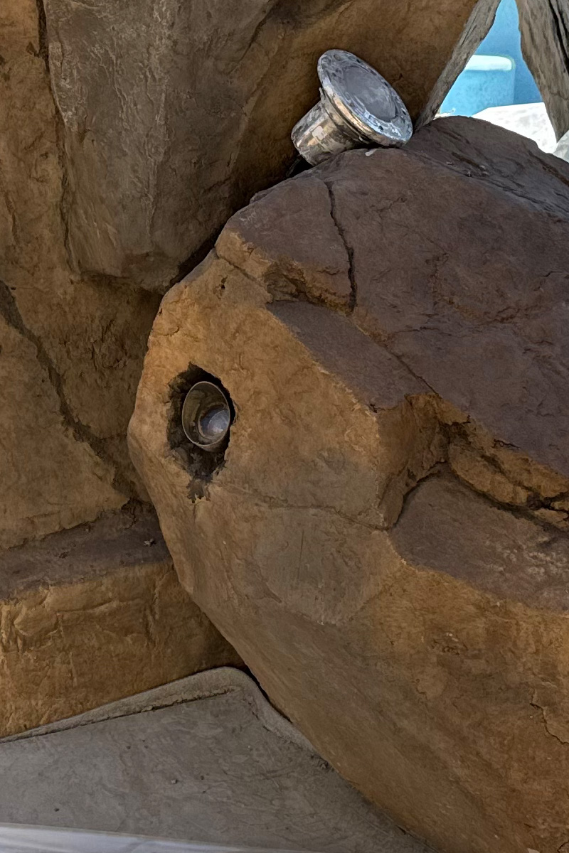 Large, natural stones with lights discreetly embedded within them, creating a subtle and atmospheric ambiance.