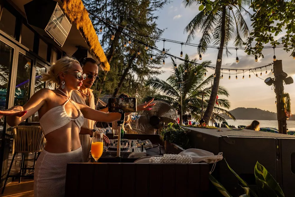 Пляжный клуб-караоке YUUHI