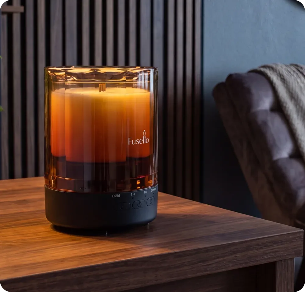 Fusetto kaars met Amber Orange kap in een woonkamer, sfeerbeeld uit de Nova digital twin