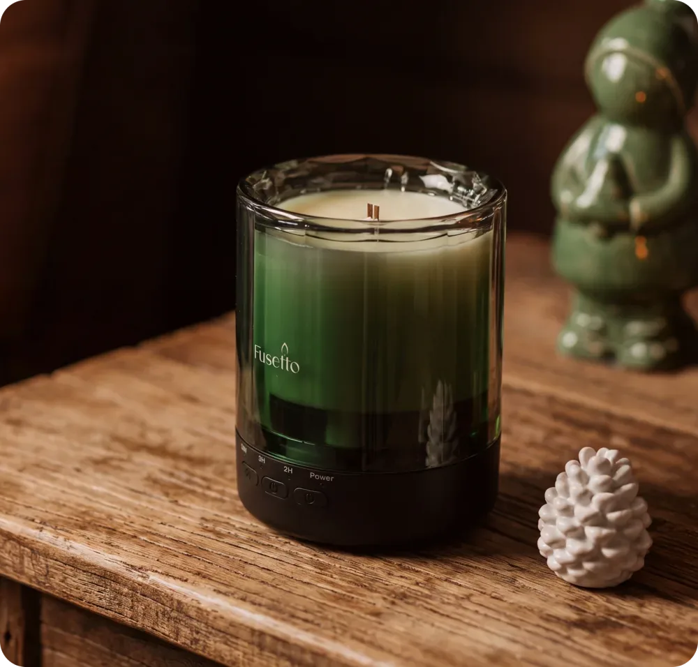 Fusetto kaars met Moss Green kap op een rustieke plank, sfeerbeeld uit de Nova digital twin