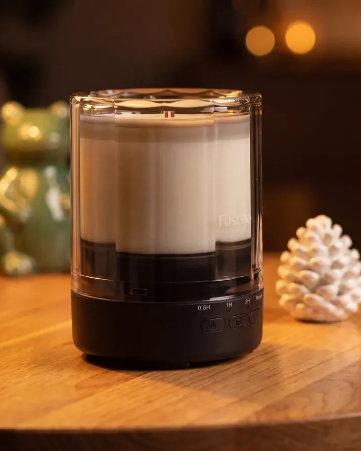 Fusetto kaars met Clear Glass kap op een houten bijzettafel, sfeerbeeld uit de Nova digital twin