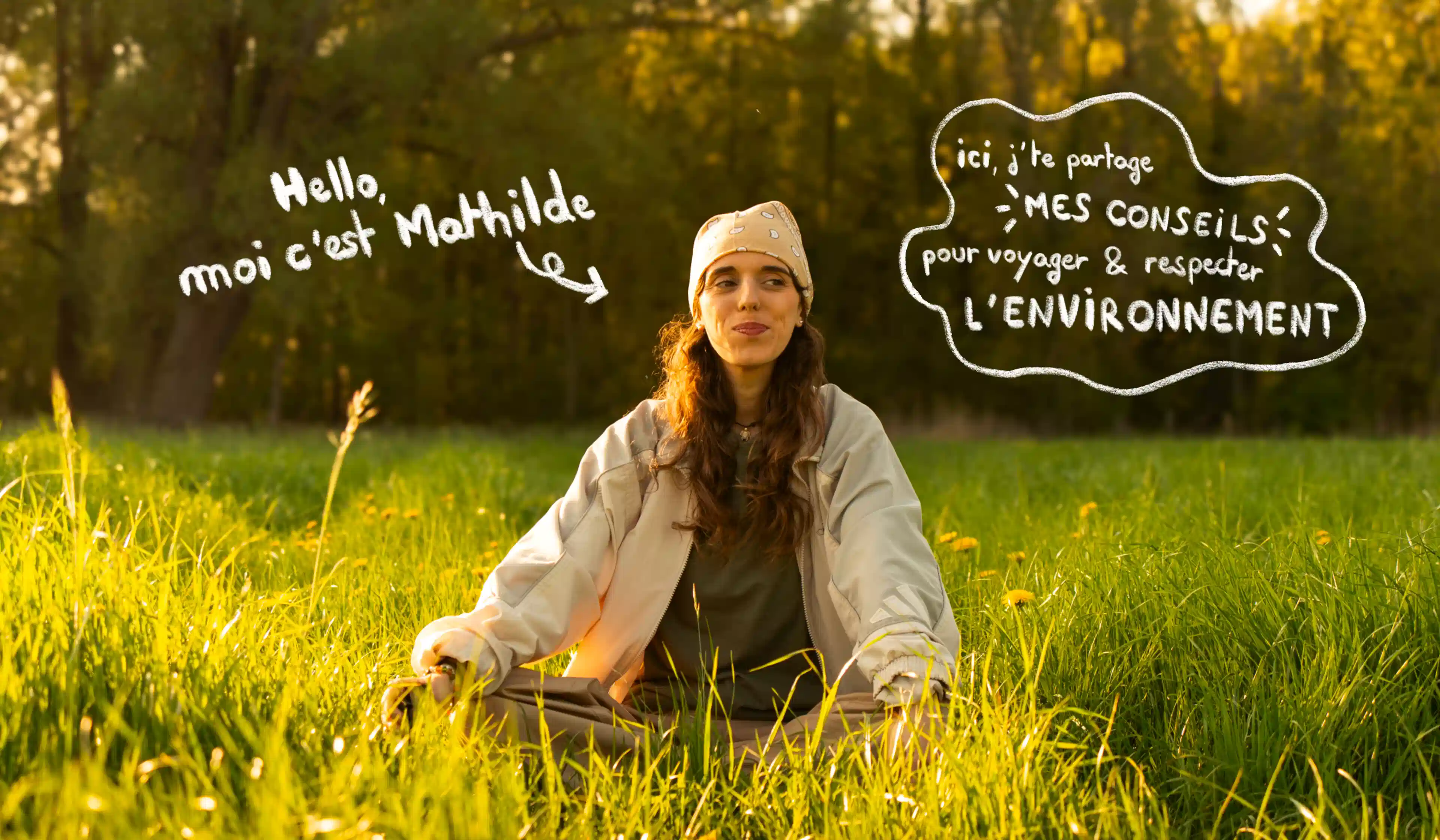 Mathilde Odile se tient assise au milieu de la nature