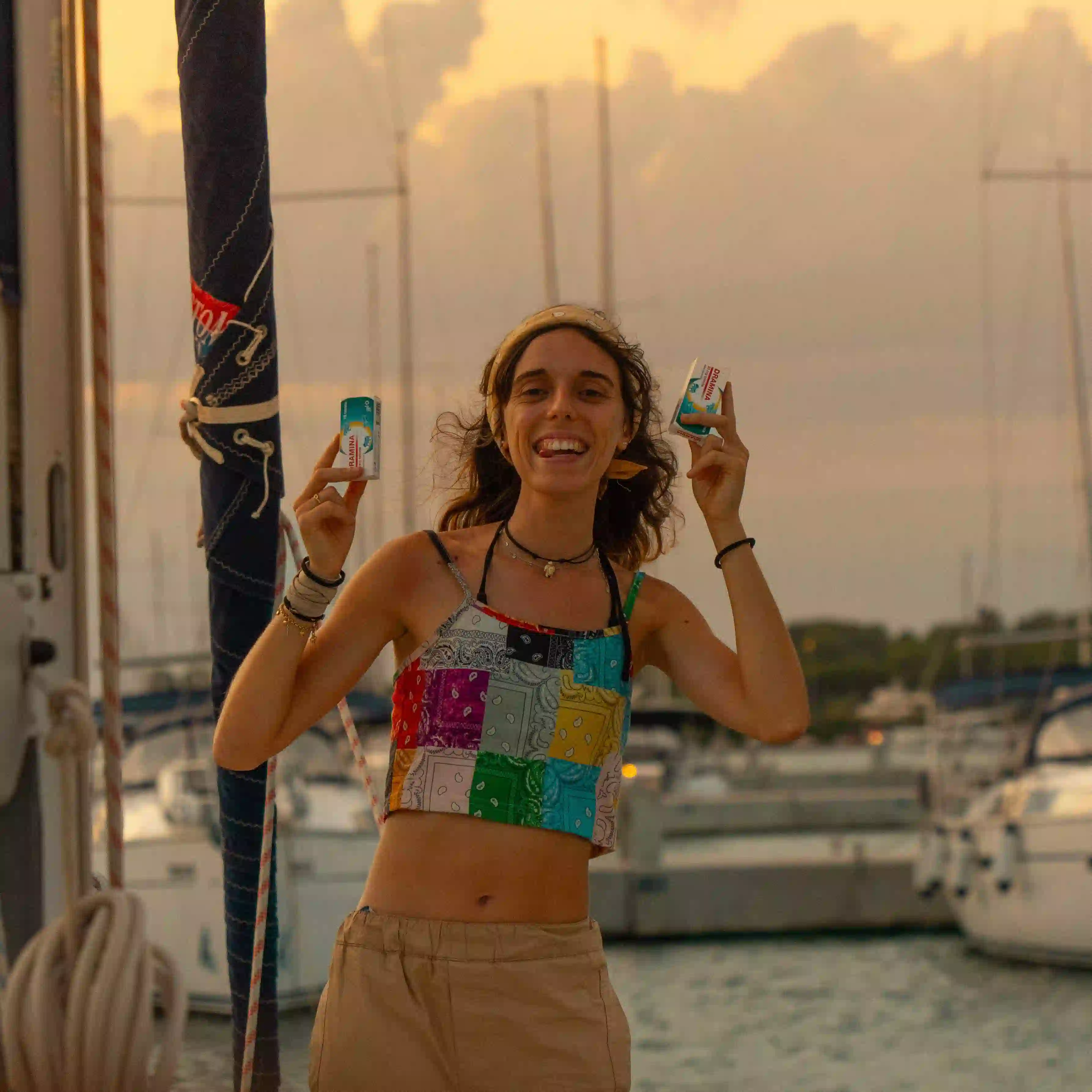 Mathilde Odile pose avec des médicaments contre le mal de mer, sur un voilier