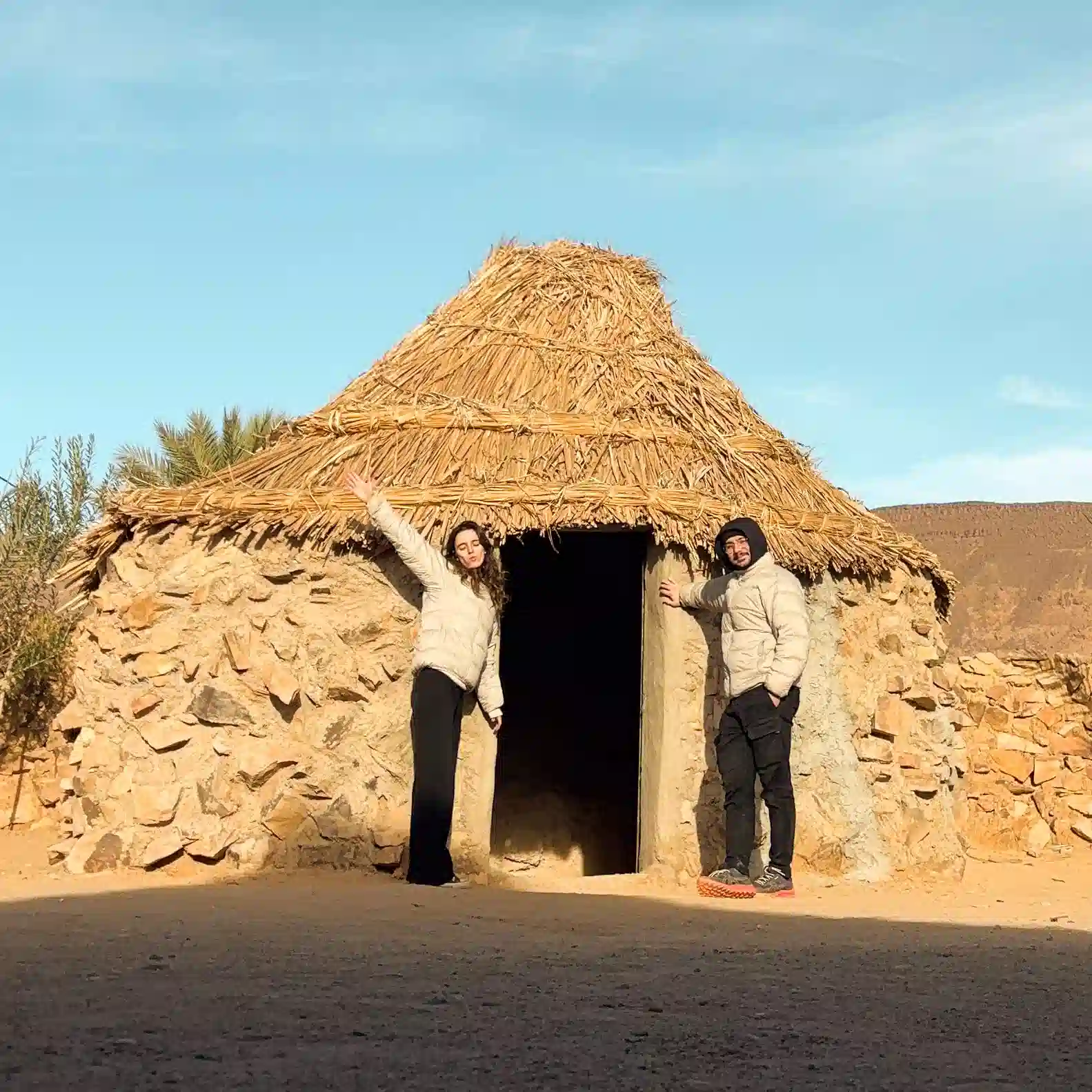 Mathilde Odile et Arnaud devant une yourte africaine dans laquelle ils vont passer la nuit
