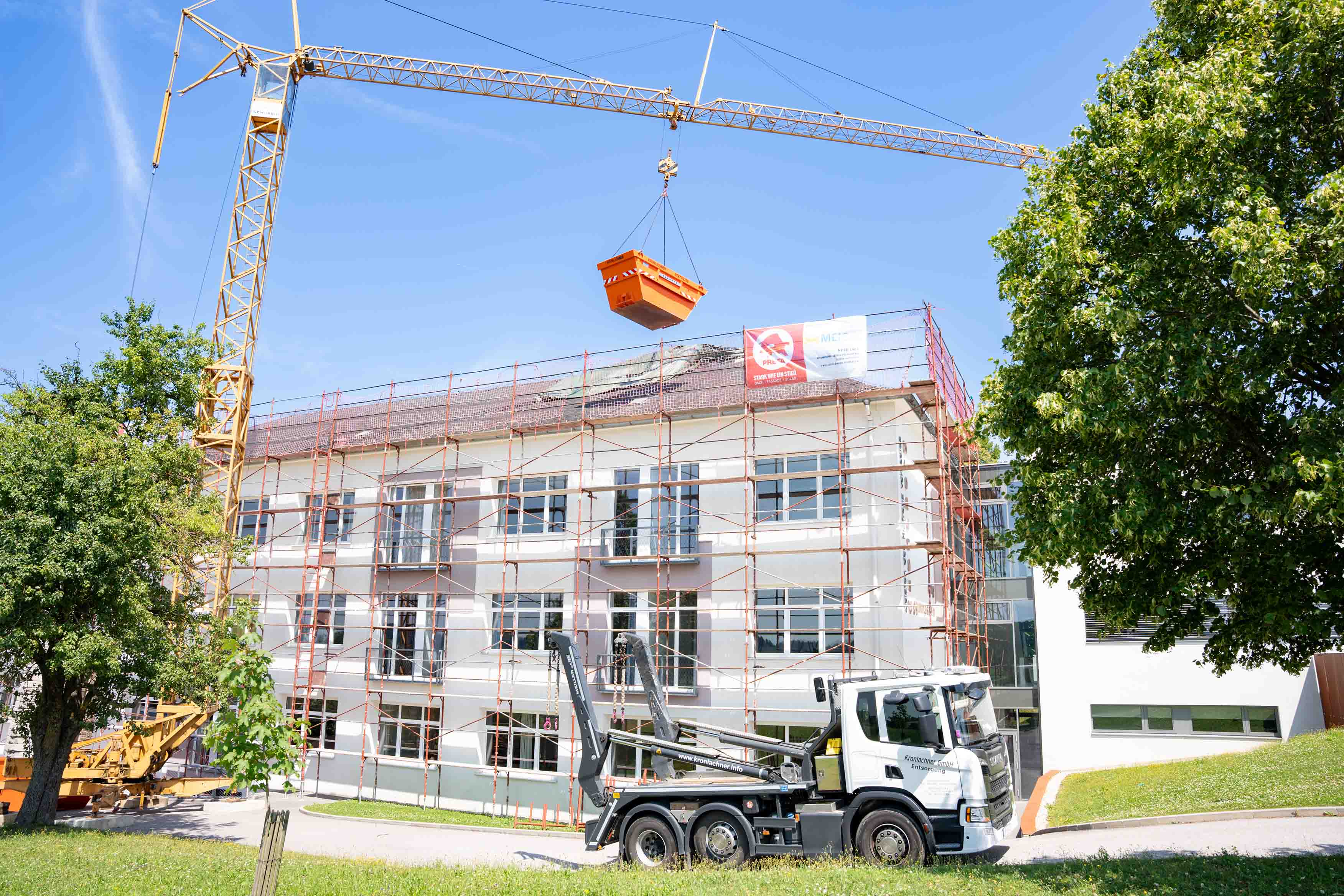 Ein Container hängt an einem Kran in der Luft