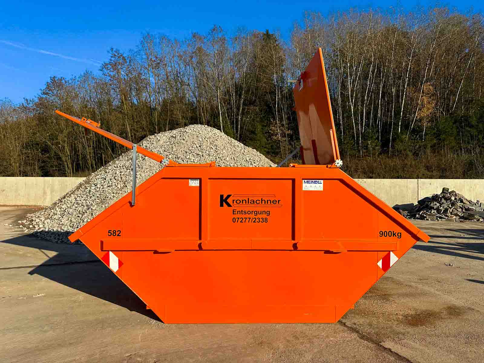 Ein Container mit offenen Klappen