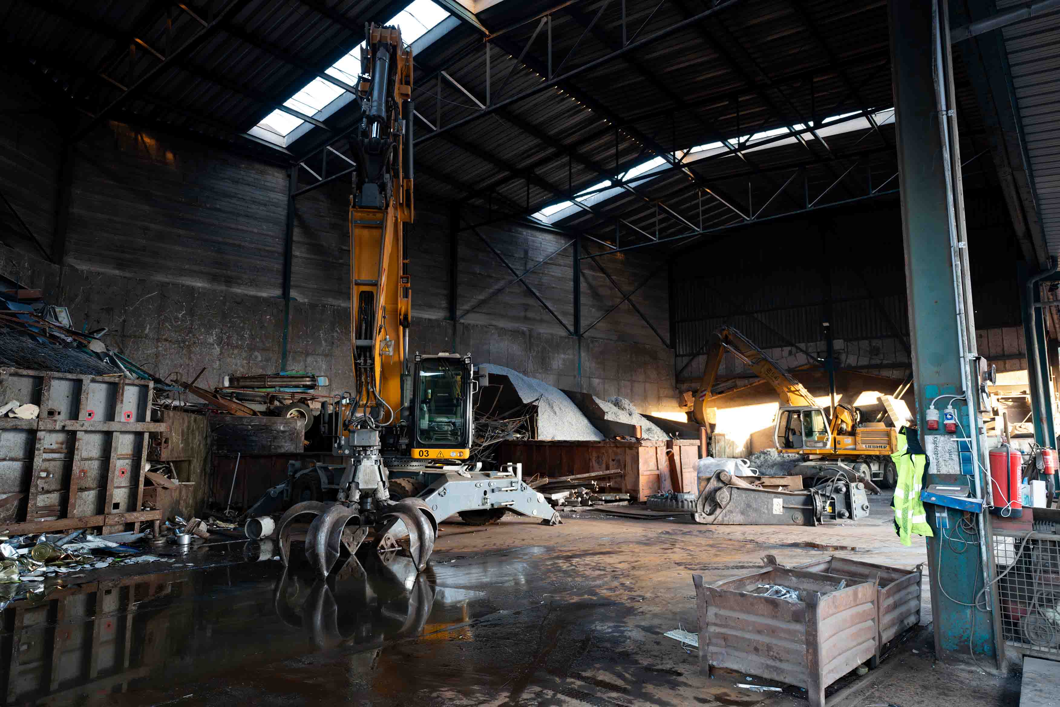 Ein Bagger in einer Halle