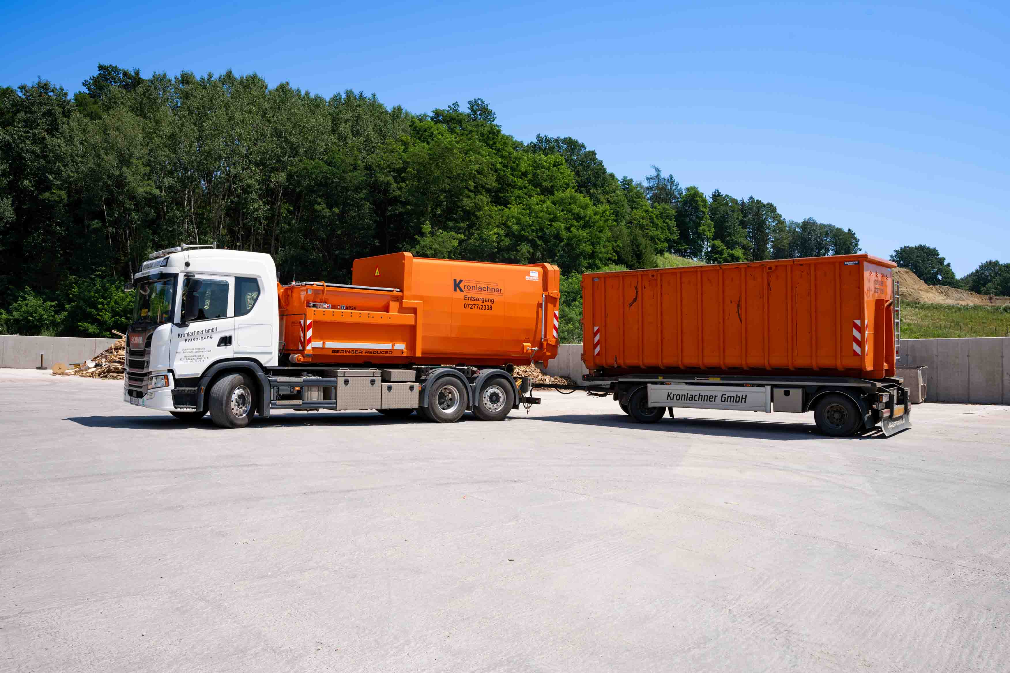 Ein LKW mit Anhänger und zwei Container