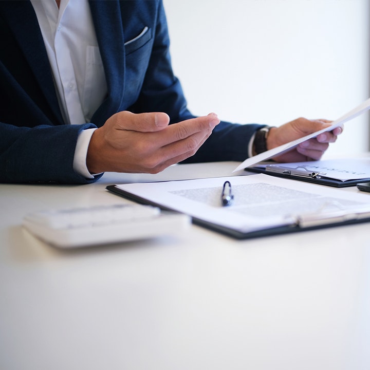 Responsable formation comparant plusieurs propositions de prestataires