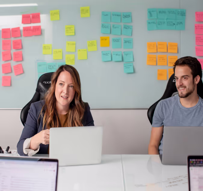 Séance de cadrage d'un besoin de formation autour d'un mur de post-it