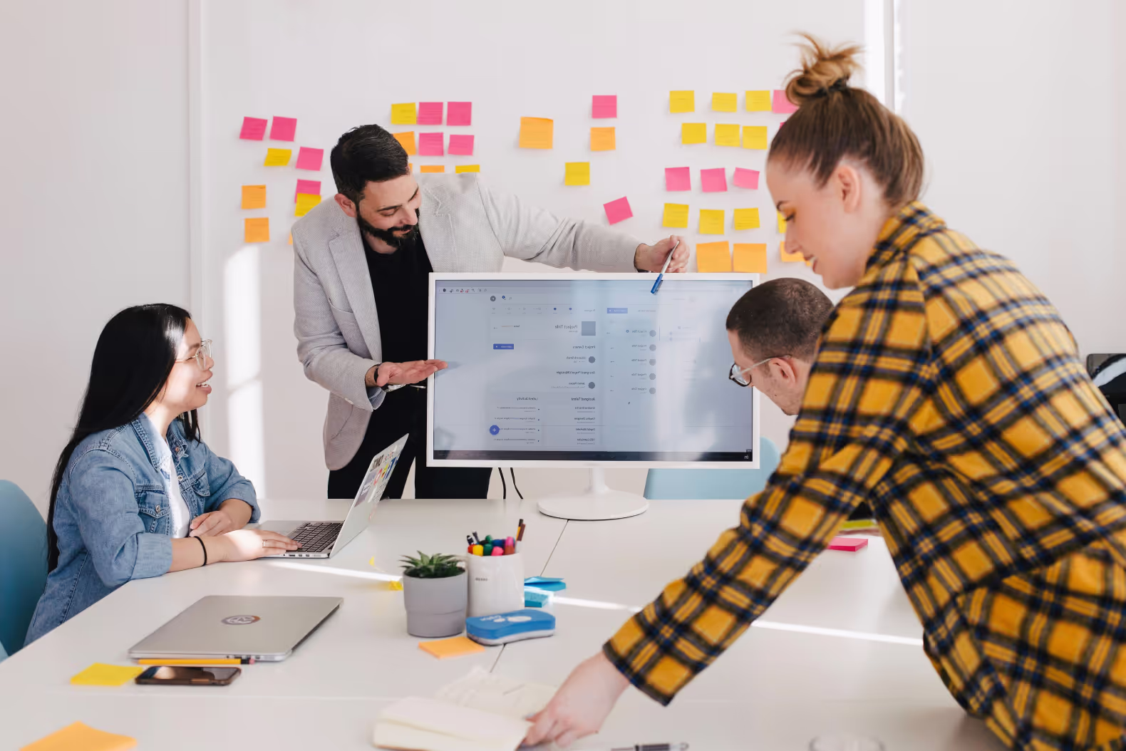 Manager échangeant avec un collaborateur après une formation