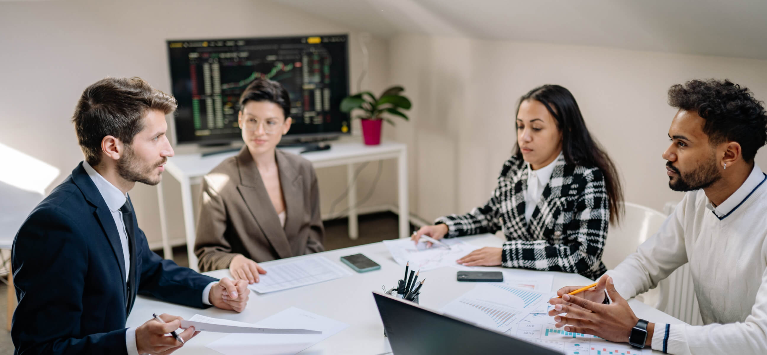 Formateur animant une session en entreprise devant un groupe de participants