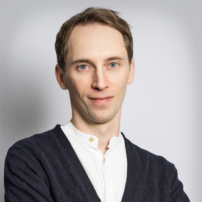 Responsable formation en entreprise préparant la sélection de ses prestataires