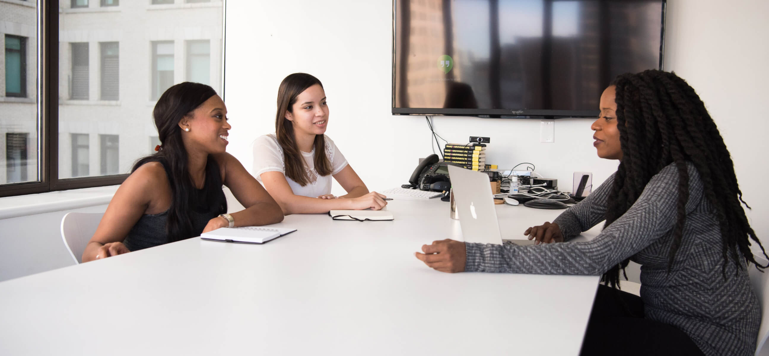Groupe de managers en atelier de mise en situation pendant une formation conçue pour leur contexte