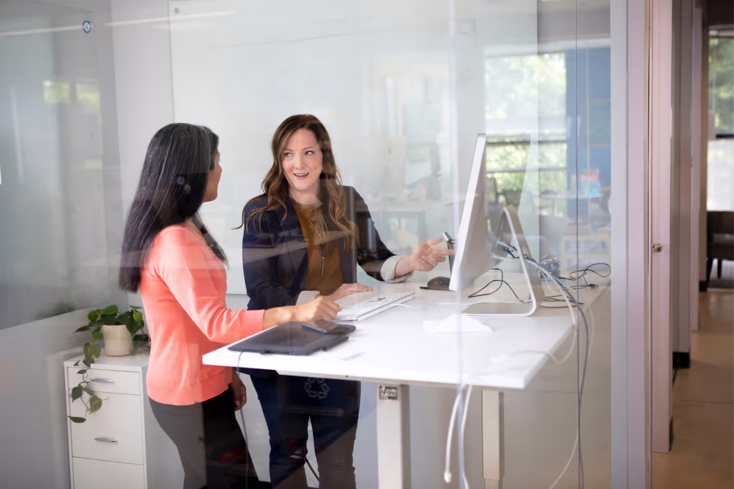 Échange professionnel entre deux personnes dans un bureau