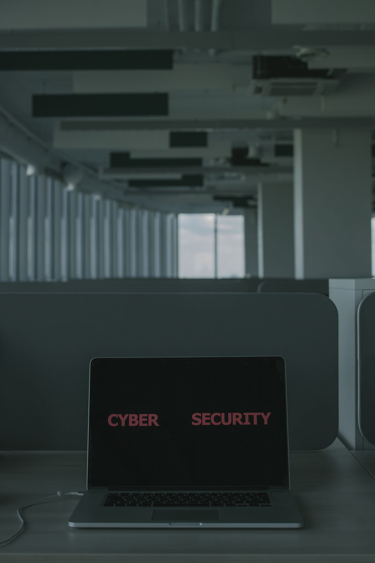 Écran d'ordinateur portable affichant les mots Cyber Security dans un bureau