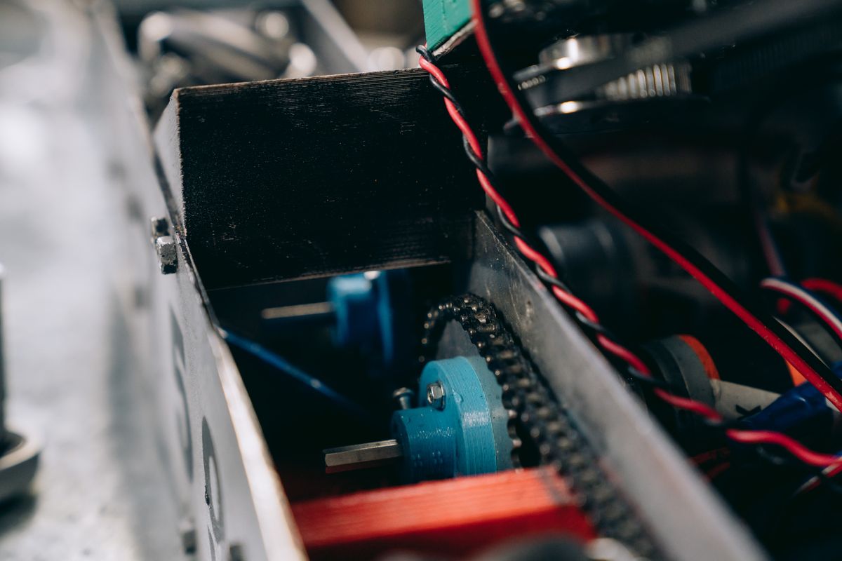 Vue rapprochée des engrenages et composants mécaniques à l'intérieur d'une machine industrielle