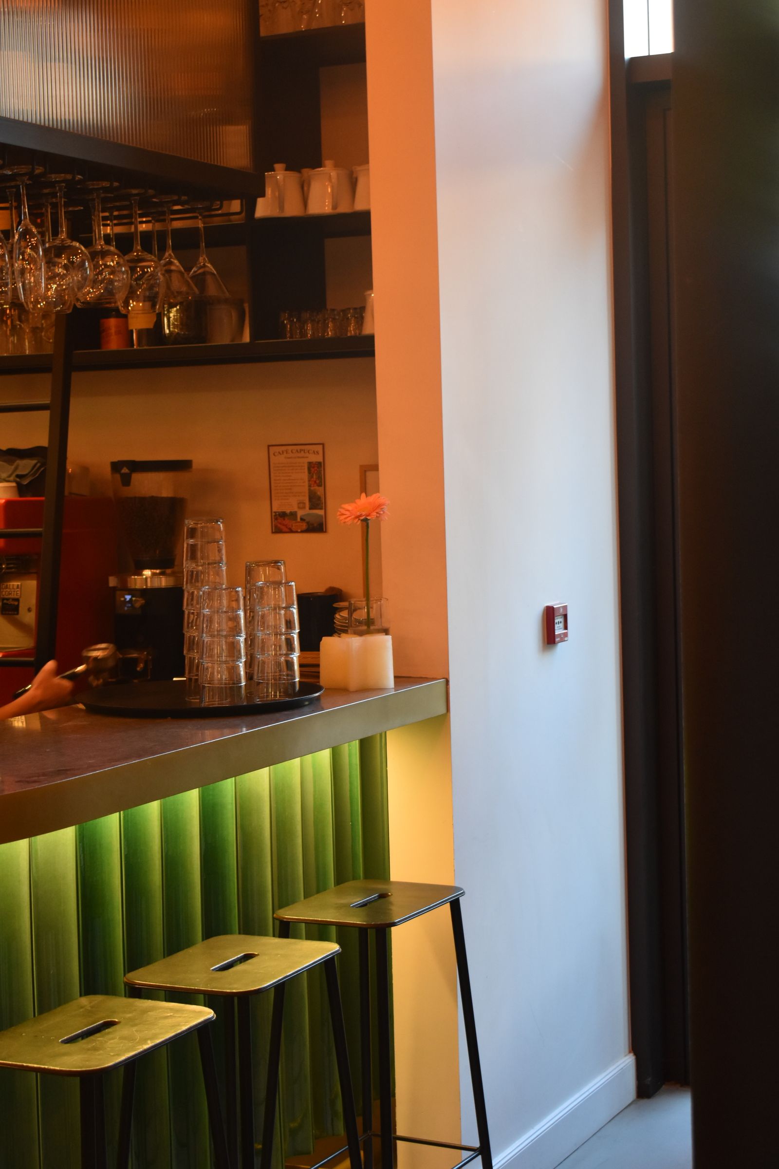 Comptoir de bar avec tabourets et verres suspendus dans un restaurant