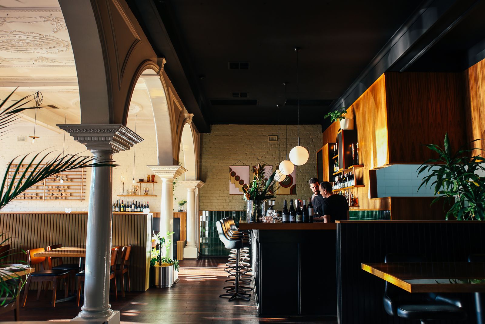 Barmans en uniforme debout derrière le comptoir d’un restaurant élégant
