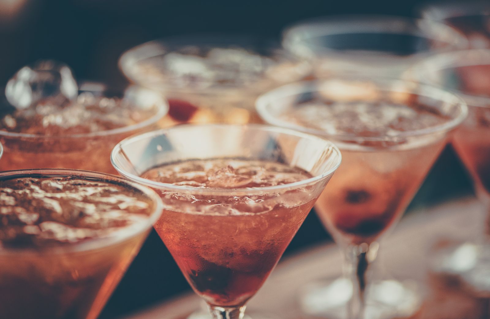 Des cocktails servis dans des verres à pied, dans une ambiance de bar