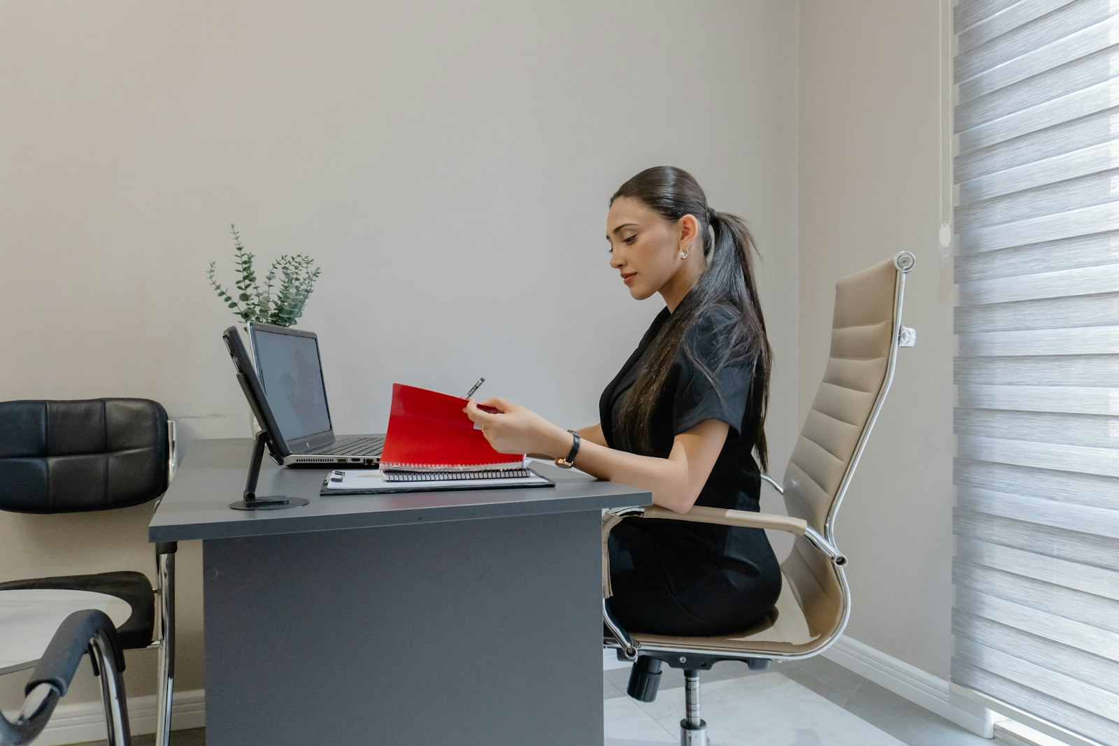 Une femme travaille à un bureau avec un ordinateur portable