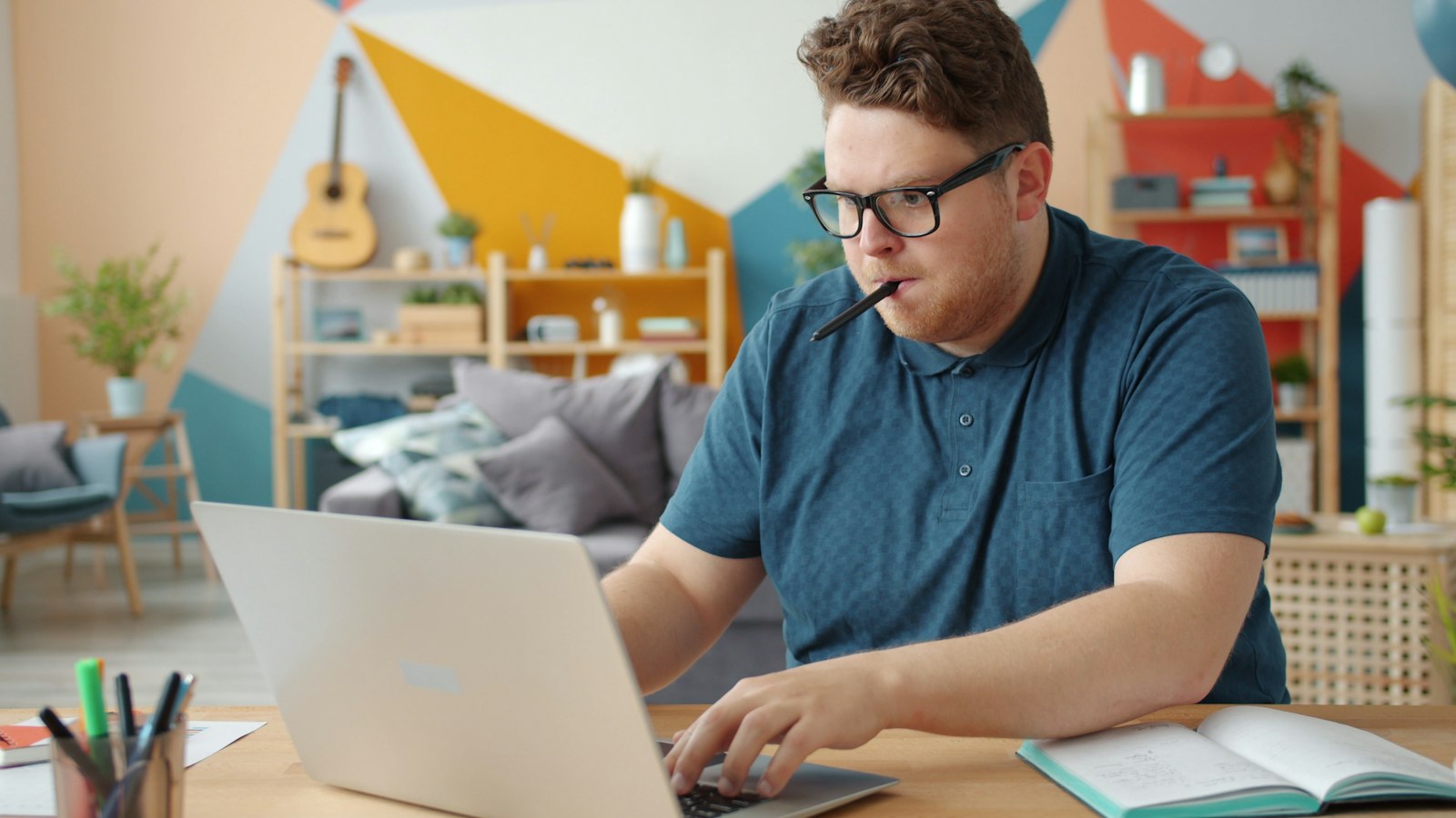 Un homme travaille sur un ordinateur portable à un bureau