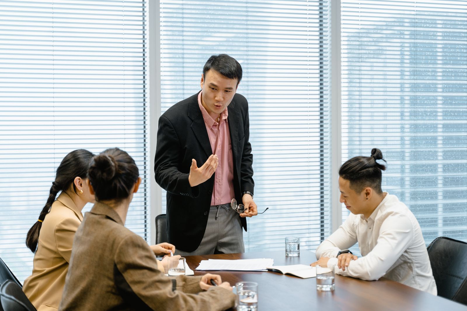 Un groupe de professionnels en réunion d'affaires dans un bureau moderne