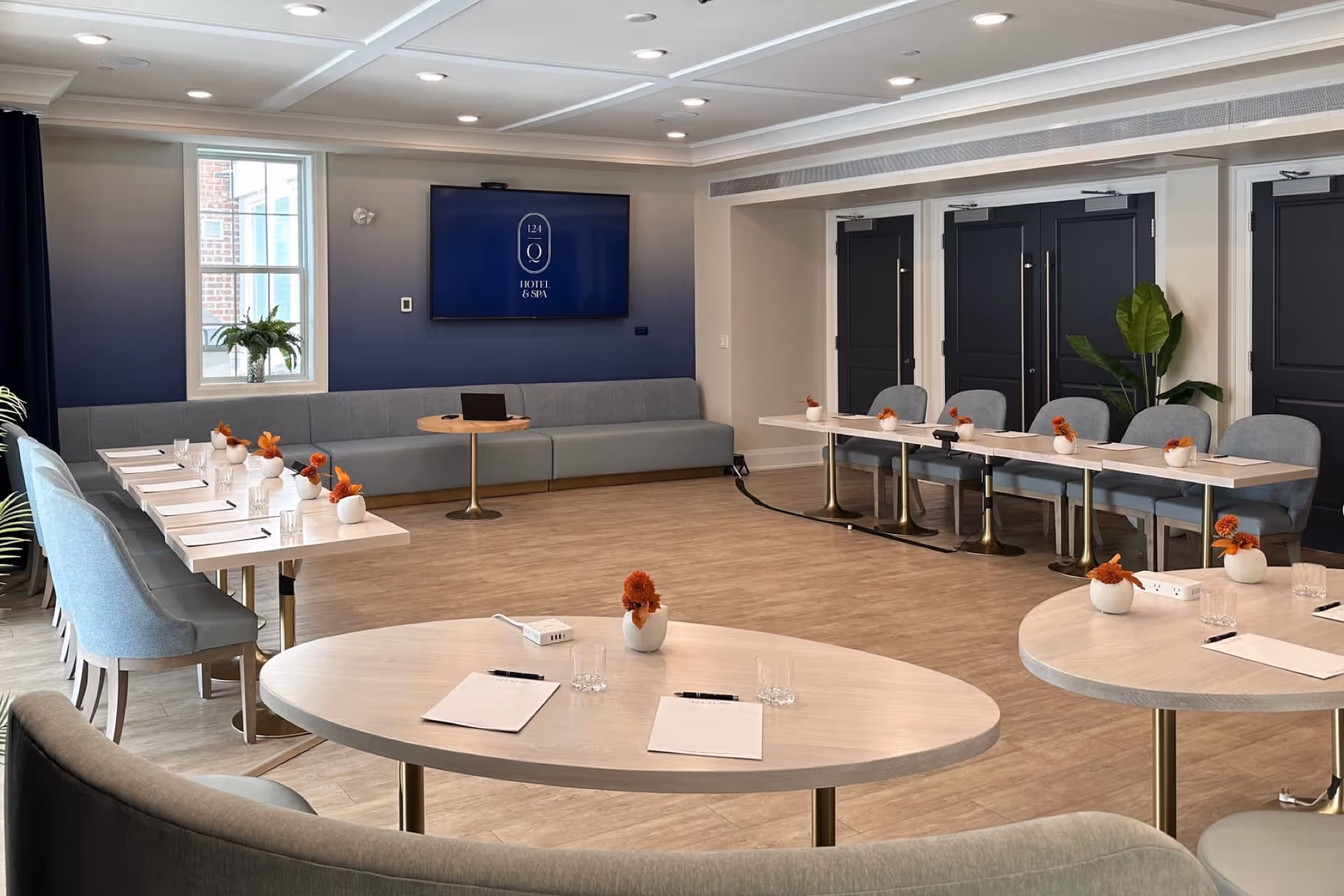 124 on Queen's lobby lounge features stylish and versatile meeting space with a mix of modern furniture