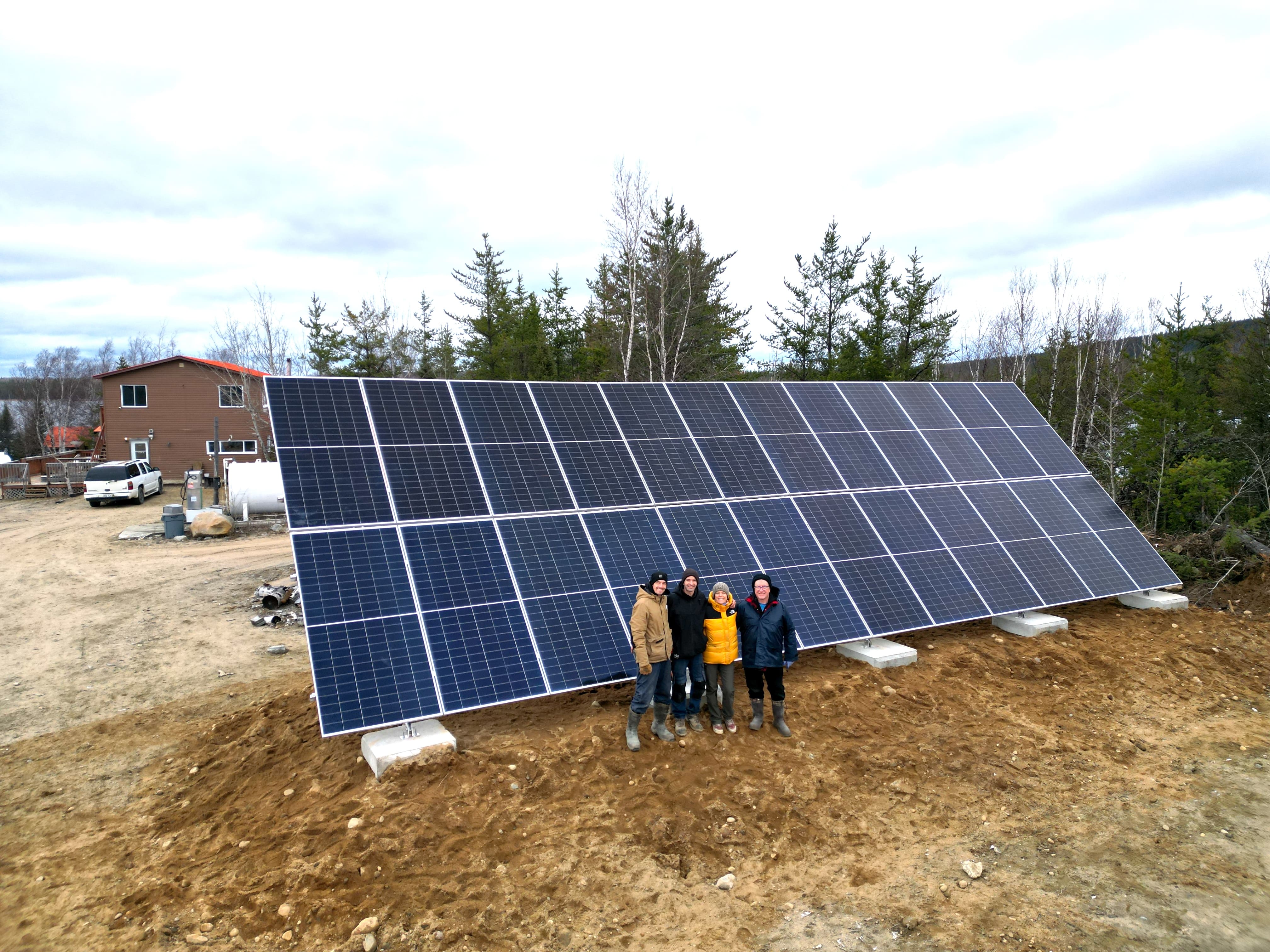 Solar professionnals standing in front of a solar outfitter project