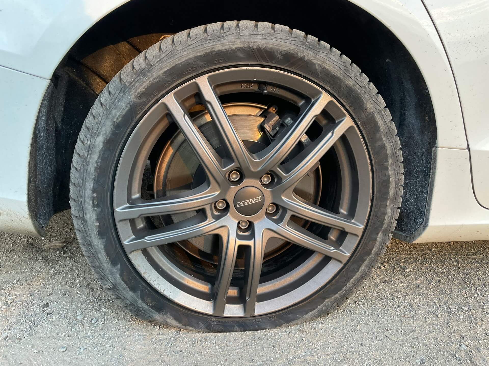 Tiepalvelu auttaa tien päällä, jos auto hajoaa.