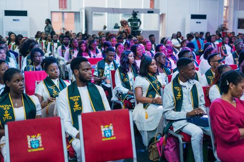 Students from the graduation ceremony of the workplace altar, another course we do