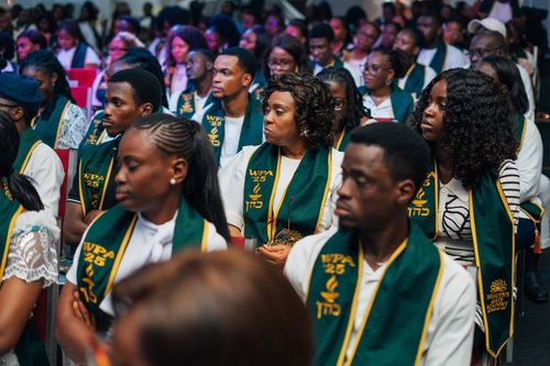 Students from the graduation ceremony of the workplace altar, another course we do