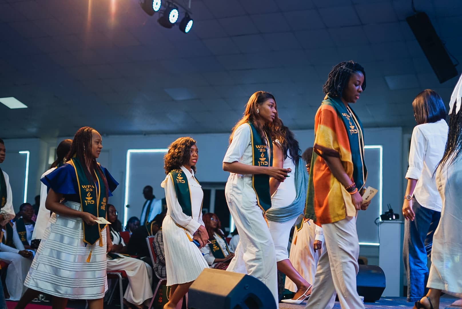 Students from the graduation ceremony of the workplace altar, another course we do