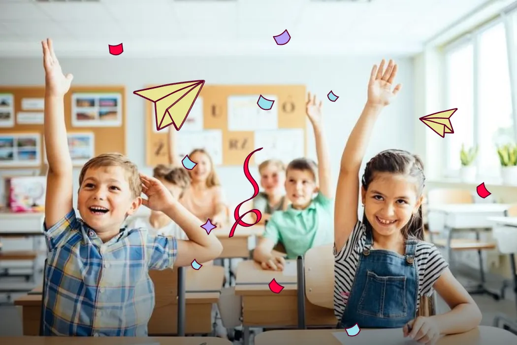 כיתה עם תלמידים מחייכים מרימים ידיים, כיתות קדמיות עם דגלונים ומטוסי נייר.