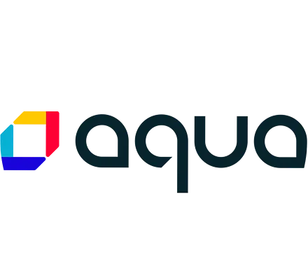 לוגו חברת aqua עם צורה מרובעת צבעונית בצד שמאל.