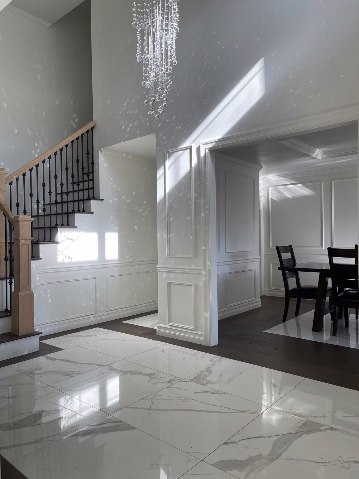 Finished Bellevue entry with tile and wood borders beside the staircase