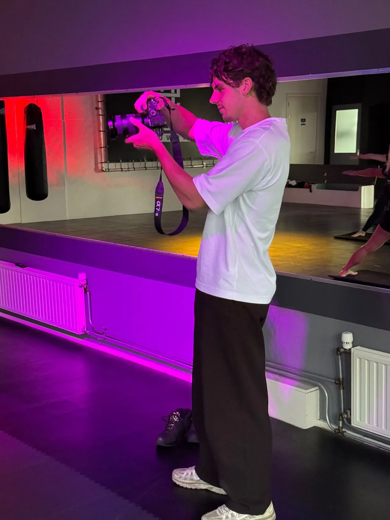fotograaf aan het fotograferen met de camera op z'n zij
