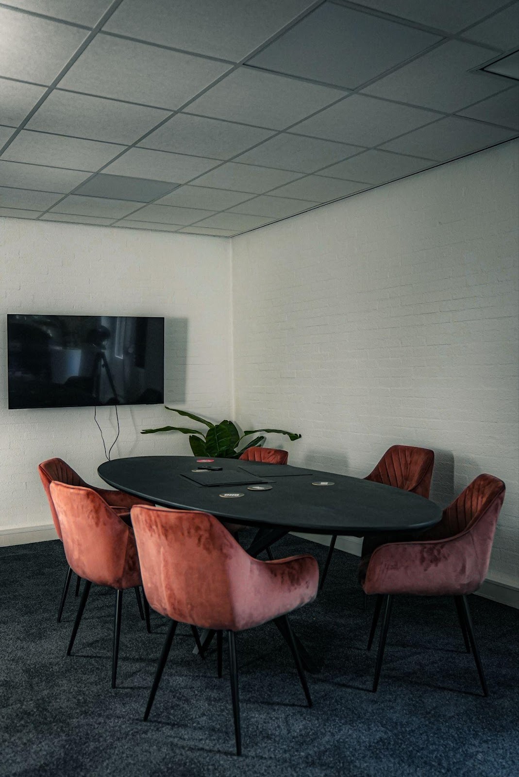 Strategische LinkedIn brainstormsessie in de GHO Agency kantoorruimte