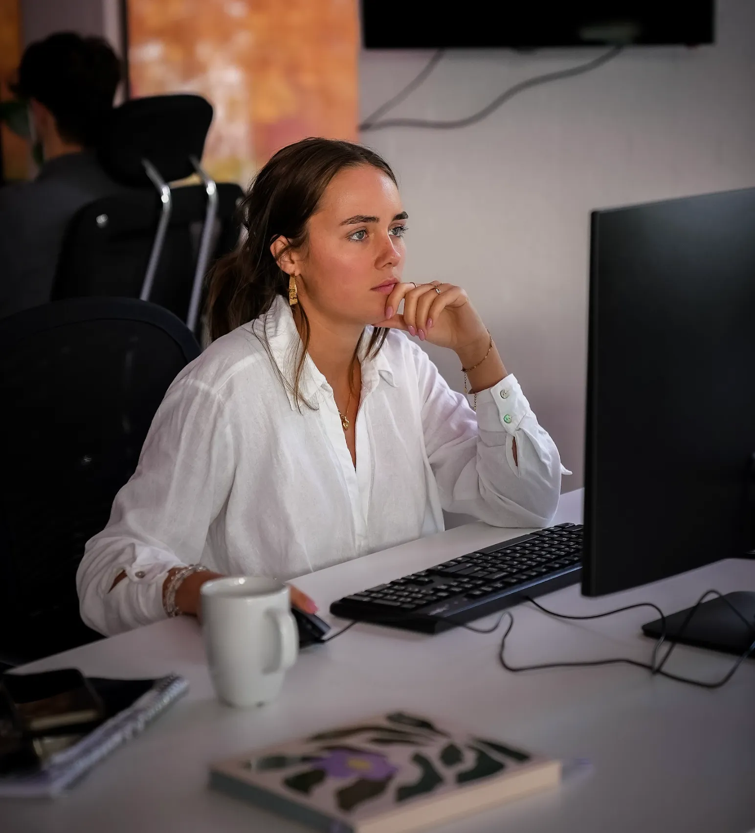 Collega aan het werk op het GHO Agency kantoor