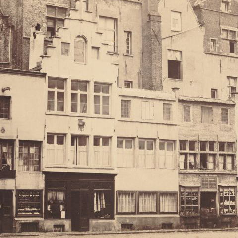 Historische 17de-eeuwse gevel van Gulden Sweert en Roose voor restauratie