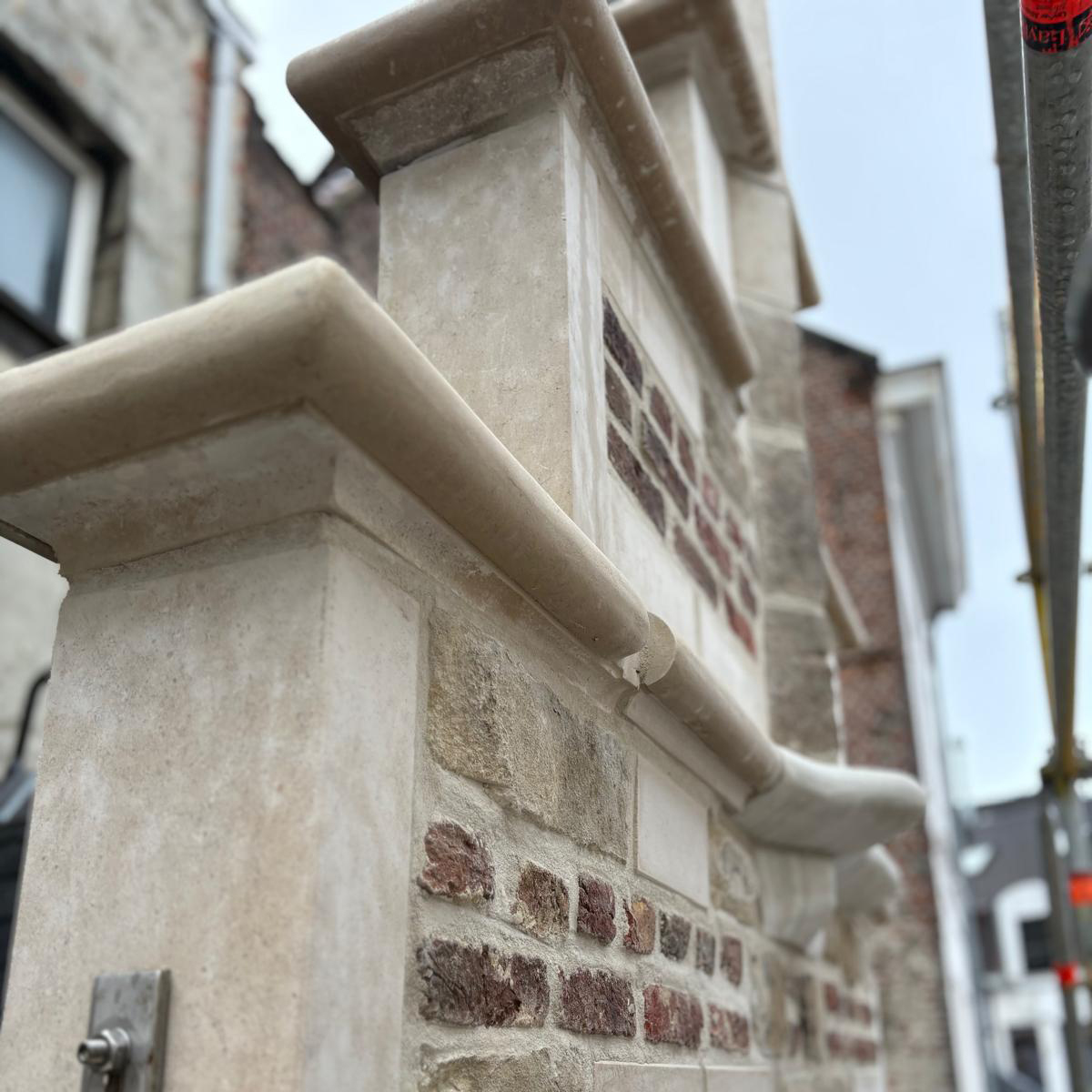 17de-eeuwse bak- en zandsteengevel van Gulden Sweert en Roose na restauratie in Antwerpen
